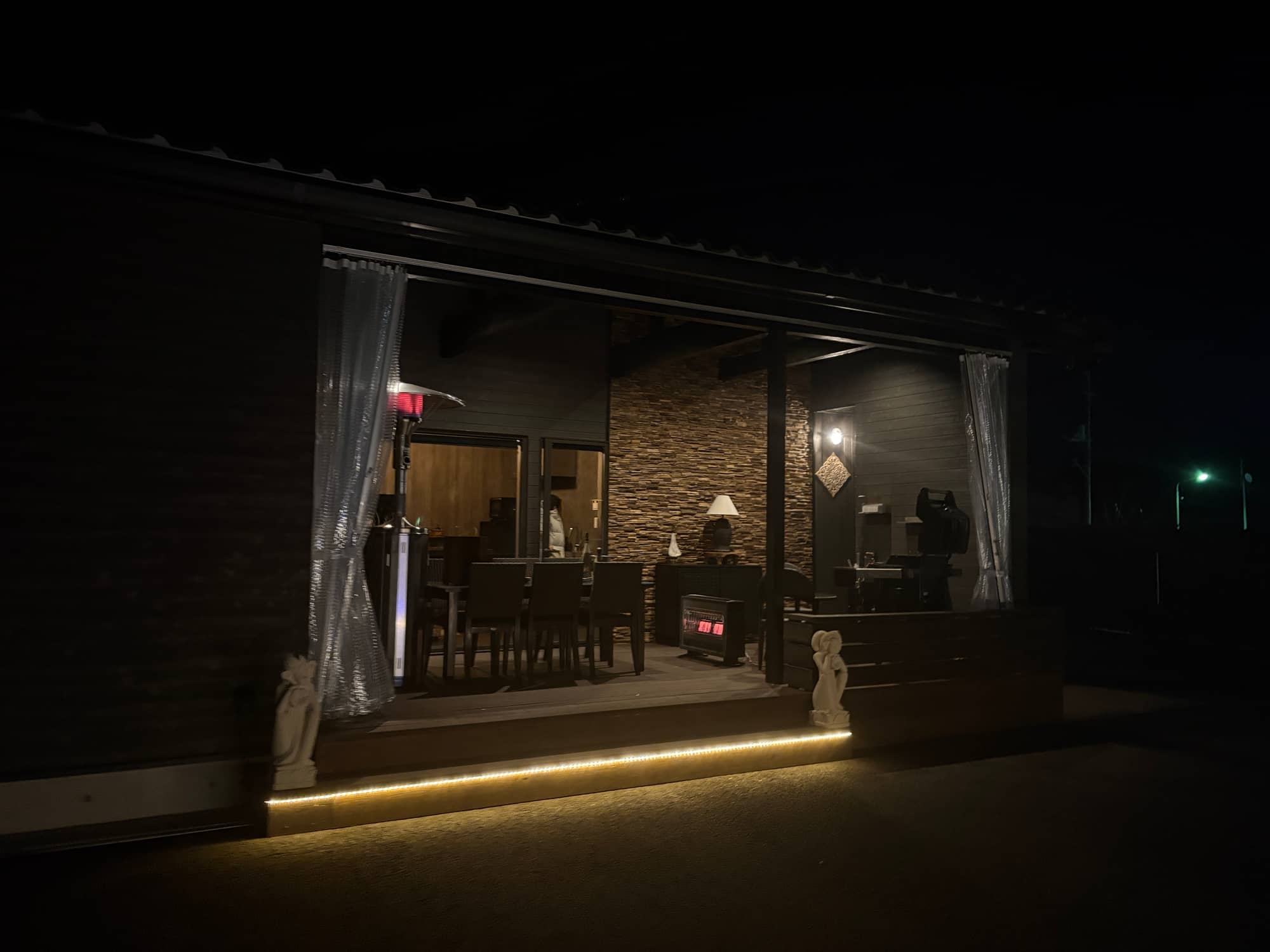 夜のヴィラ外観